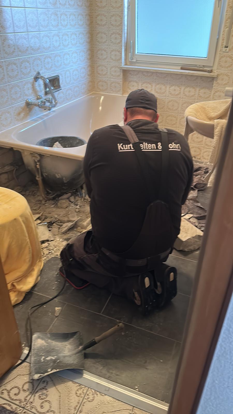Mitarbeiter von Kurt Velten & Sohn beim Rückbau einer alten Badewanne