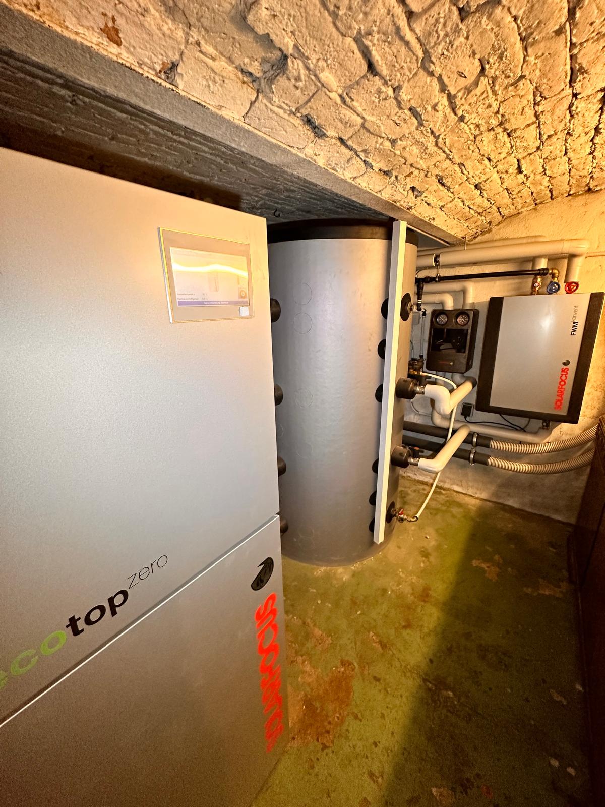 Solarfocus ecotop zero mit Pufferspeicher und Frischwassermodul im Gewölbekeller