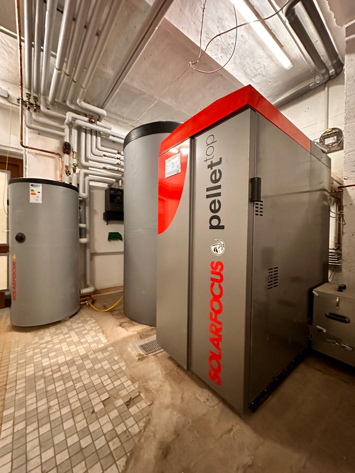 Solarfocus pellet top Pelletkessel mit Pufferspeicher und Warmwasserspeicher