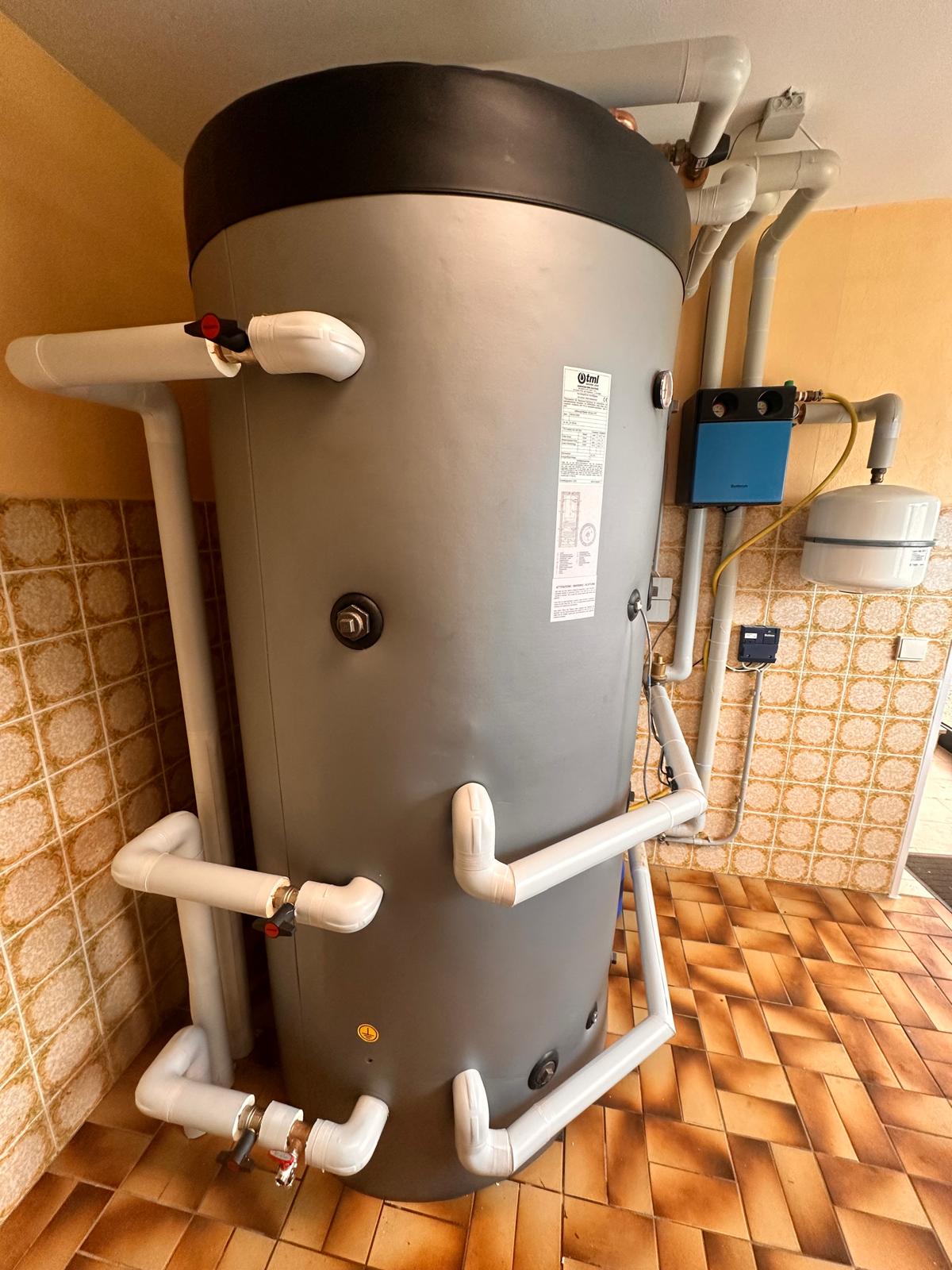 Defekter Pufferspeicher → neuer gedämmter Speicher nachher