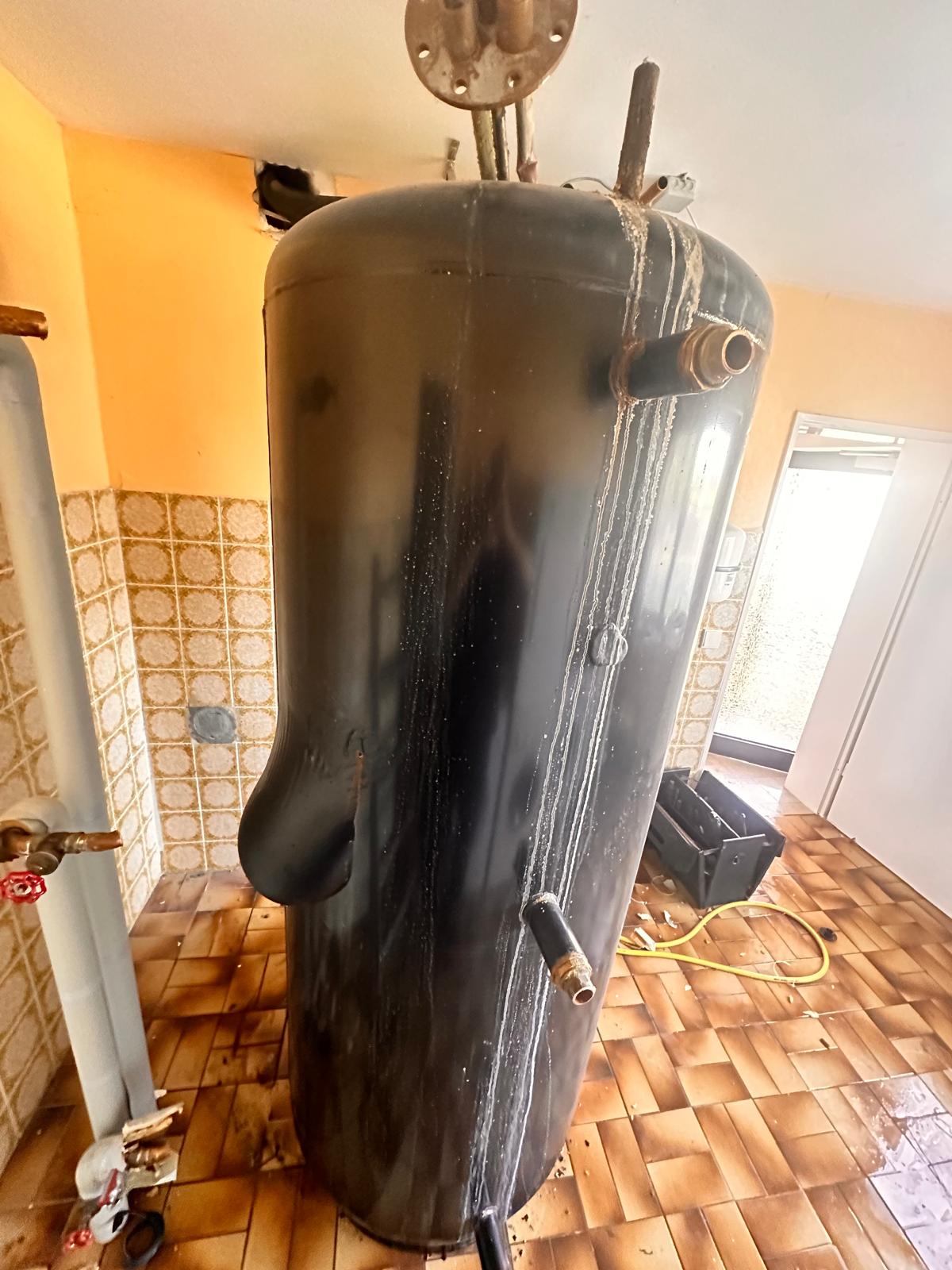Defekter Pufferspeicher → neuer gedämmter Speicher vorher
